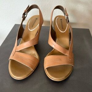 Tan leather and wood sandals Naturalizer in good pre-owned condition